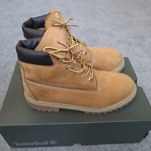 Youth boy's Premium Timberland waterproof Boots. Wheat Nubuck. Size 7